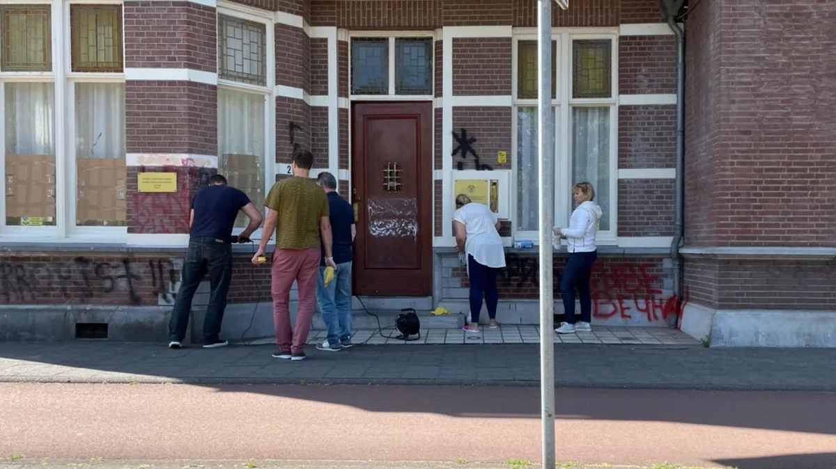 Haaqada Belarus səfirliyinin binasına hücum edilib