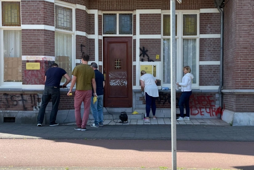 Haaqada Belarus səfirliyinin binasına hücum edilib