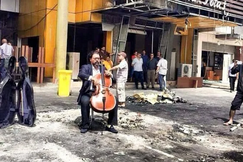 ​İraqlı dirijor İŞİD-ə qarşı mübarizəni Bağdad küçələrində musiqi ifa etməklə aparır - VİDEO