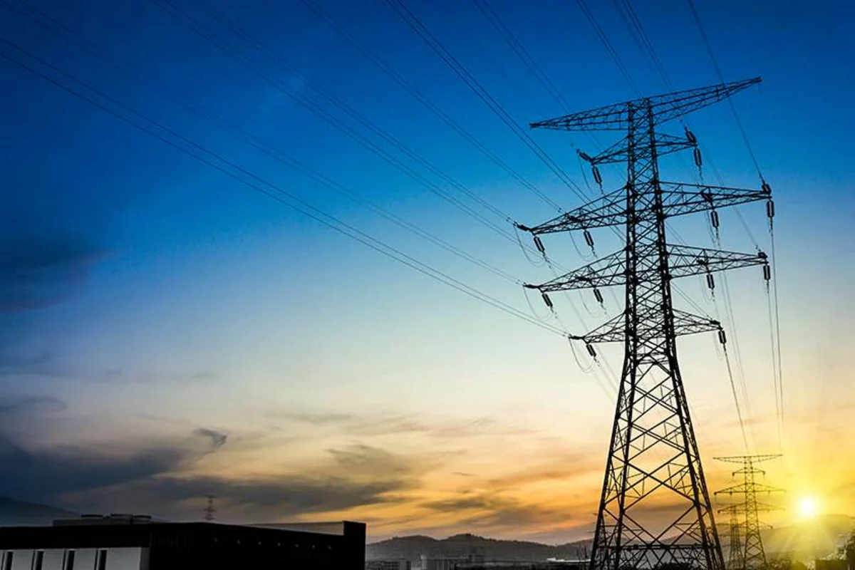 Salyana yağan qar elektrik verilişində çətinliklər yaradıb