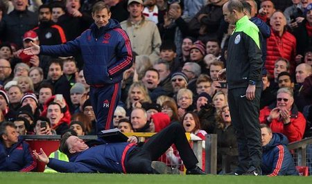 Manchester United boss Louis van Gaal apologises for diving  - VIDEO