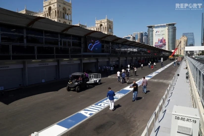 Bakıda Formula 2 yarışının sərbəst yürüşü start götürüb