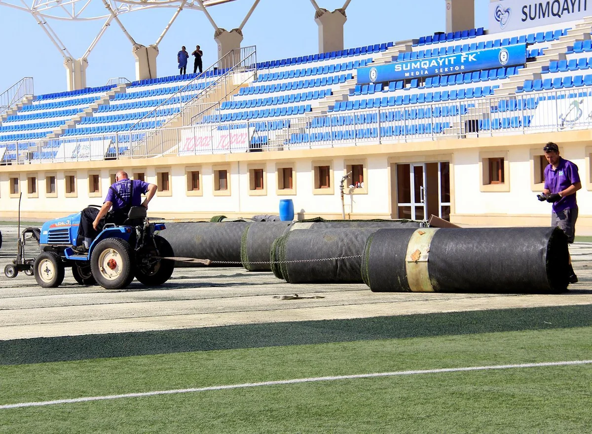 Sumqayıt klubuna məxsus stadionda meydanın ot örtüyü tamamilə sökülüb