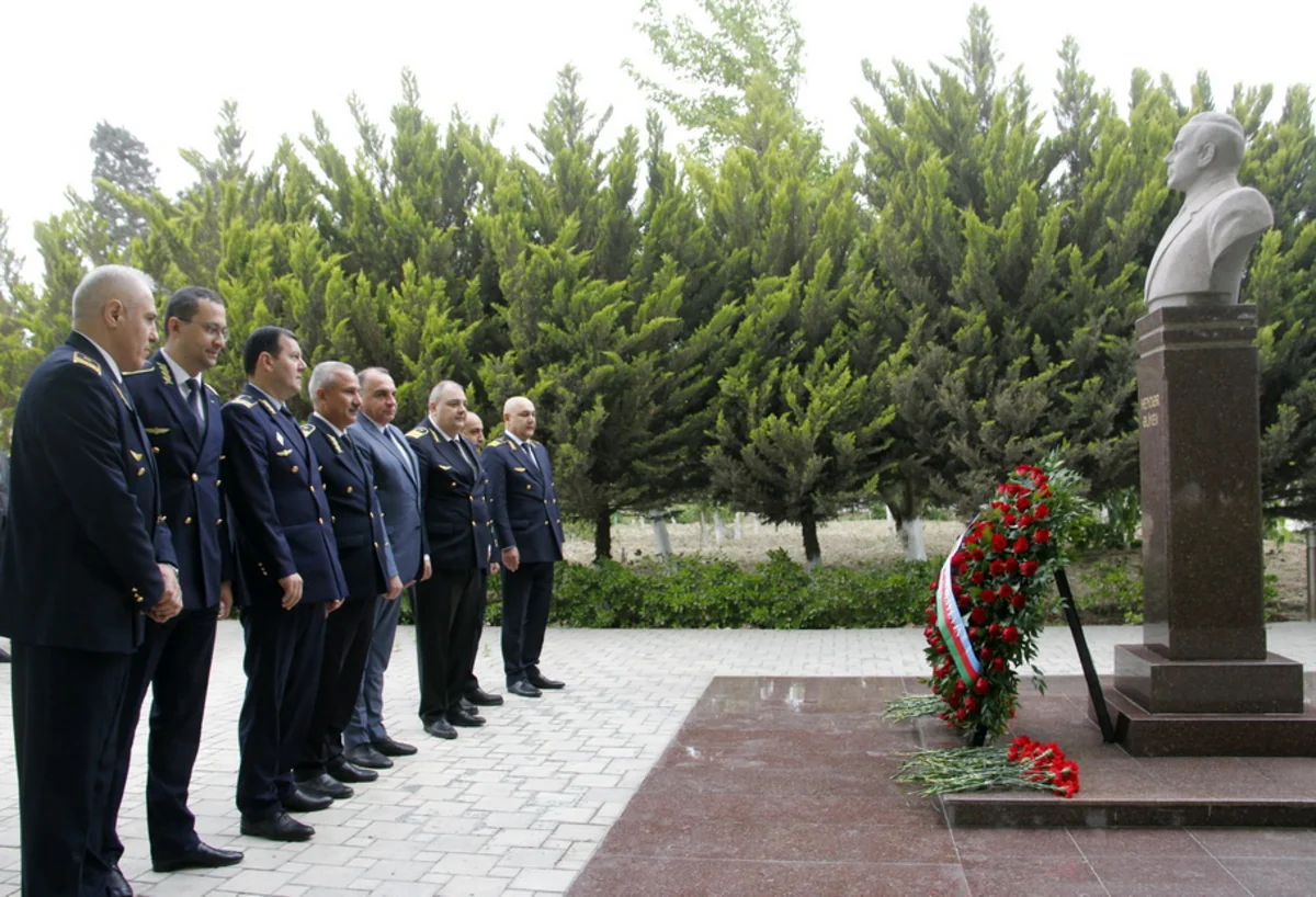 Bakı metrosunda Heydər Əliyevin xatirəsi anılıb