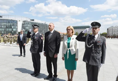 Prezident İlham Əliyev Varşavada “Naməlum əsgər” abidəsini ziyarət edib