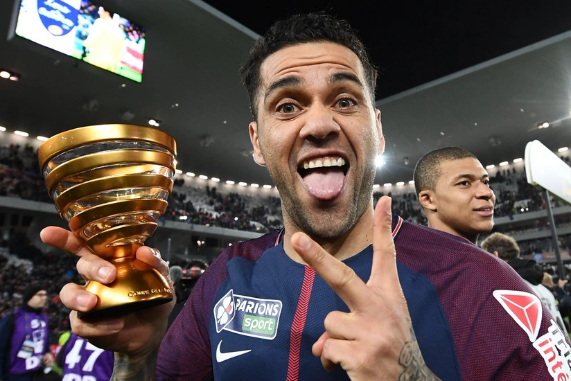 Dani Alves futbol tarixinin ən titullu oyunçusu olub