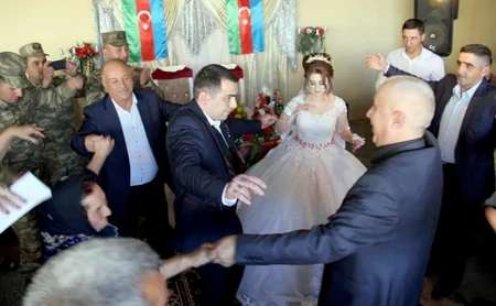 Toy mərasimində bəyə “Hərbi xidmətdə fərqlənməyə görə” medalı təqdim edilib