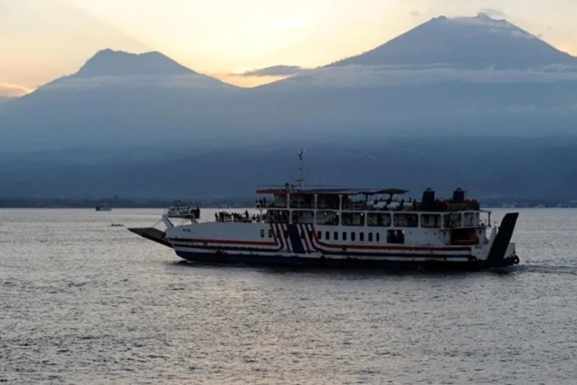 Судно с 43 пассажирами затонуло в Индонезии