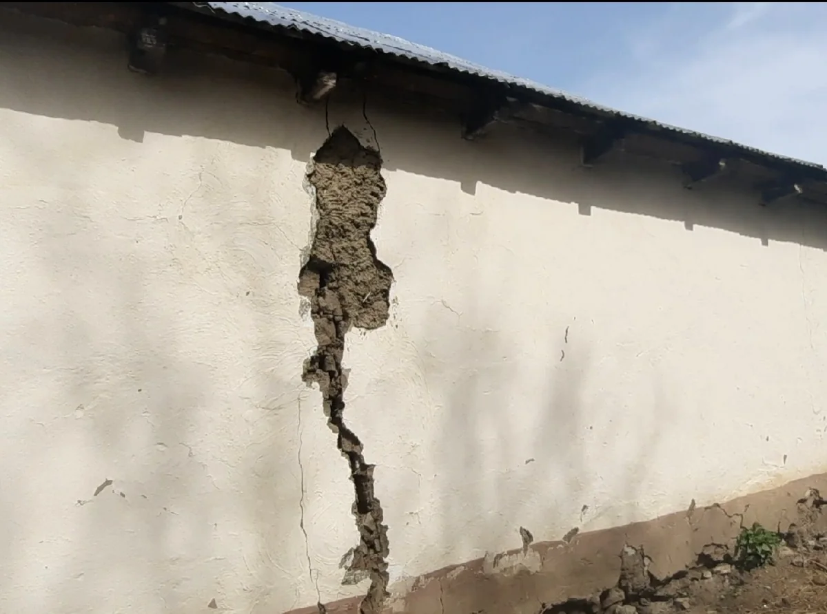 Lerikdə torpaq sürüşməsi olub, evlərə ciddi təhlükə yaranıb - VİDEO