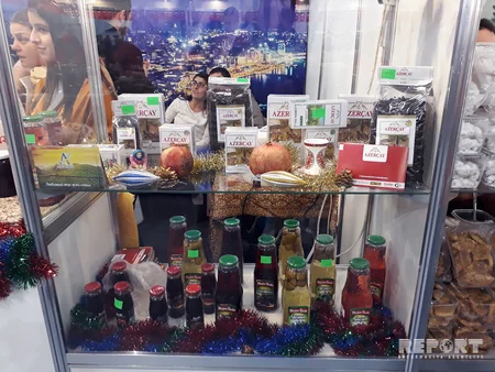 Moldovan president visits Azerbaijani stand at Christmas Charity Fair