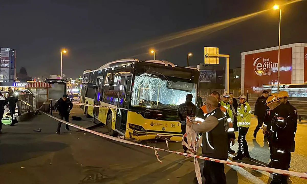 Türkiyədə avtobus qəzaya uğrayıb, azərbaycanlı ağır yaralanıb