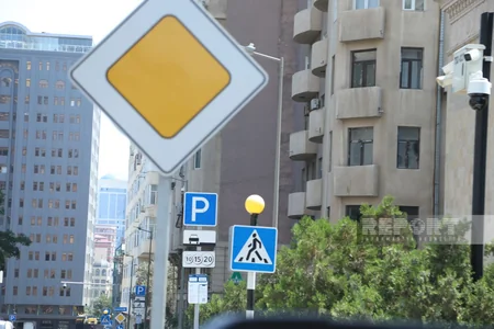 Bakıda ödənişli parklanma necə təşkil edilir?