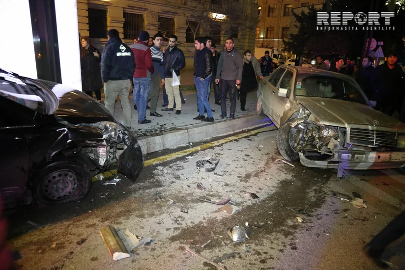 В Баку внезапно потерявший управление водитель совершил ДТП - ФОТО