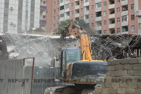 Bakıda tikilməkdə olan çoxmərtəbəli bina qanunsuz olduğuna görə sökülür - YENİLƏNİB