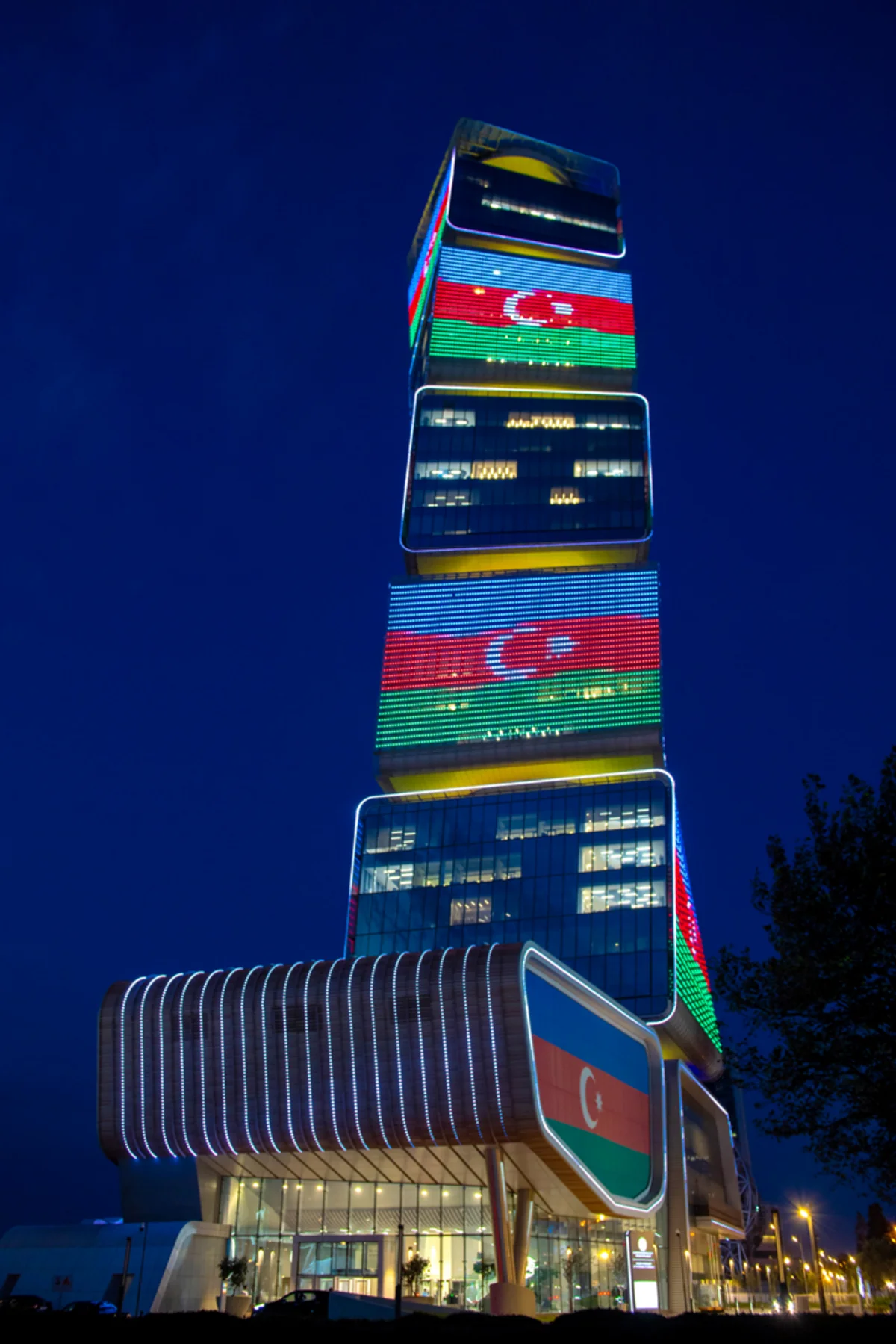 Zəfər Günü paytaxtdakı bir sıra binalar Azərbaycan bayrağı ilə işıqlandırılıb