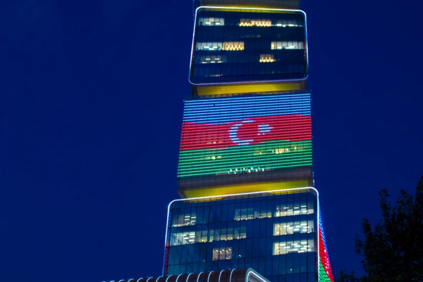 Zəfər Günü paytaxtdakı bir sıra binalar Azərbaycan bayrağı ilə işıqlandırılıb
