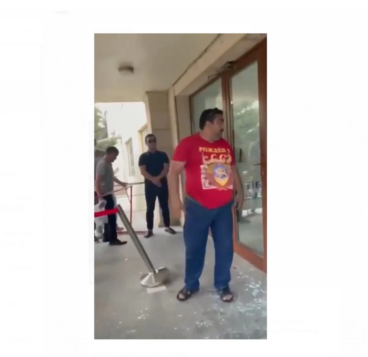 Bakıda peyvənd olunmaq istəyən  ər-arvad poliklinikanın şüşəsini sındırıb, 3 həkimə xəsarət yetirib