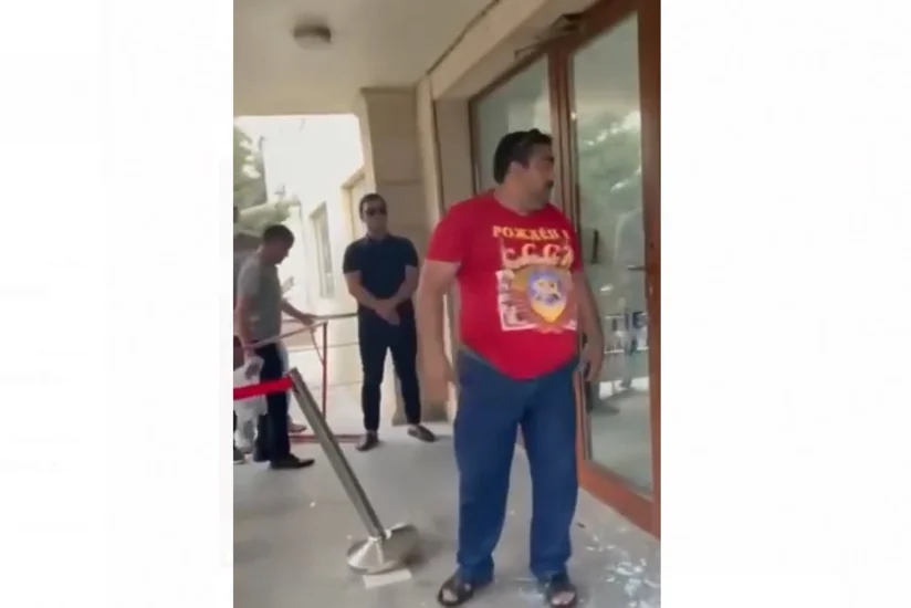 Bakıda peyvənd olunmaq istəyən  ər-arvad poliklinikanın şüşəsini sındırıb, 3 həkimə xəsarət yetirib