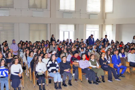 Üç ali təhsil müəssisəsində ilk dəfə səs verəcək gənclər üçün seminarlar keçirilib