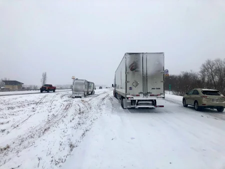ABŞ-da qarlı yolda 47 maşın toqquşub - VİDEO