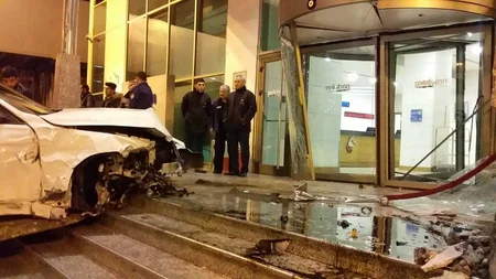 Bakıda yüksək sürətlə hərəkət edən “BMW” otelin giriş qapısına çırpılıb