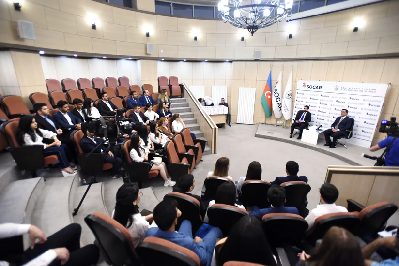 Rövşən Nəcəf SOCAR-a işə qəbul olunan BANM-ın 31 məzunu ilə görüşüb