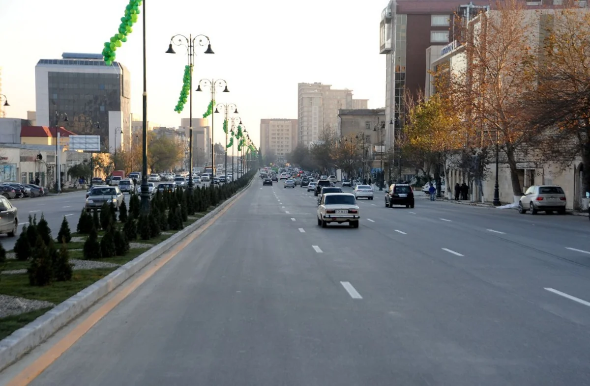 ​Heydər Əliyev prospektində əsas yoldan köməkçi yola keçmək üçün xüsusi yer düzəldilib