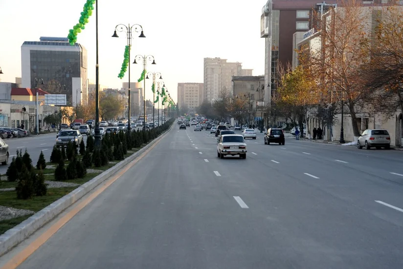 ​Heydər Əliyev prospektində əsas yoldan köməkçi yola keçmək üçün xüsusi yer düzəldilib