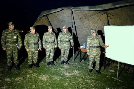 Azərbaycan hərbçiləri gecə təlimi zamanı döyüş atışlarını icra ediblər