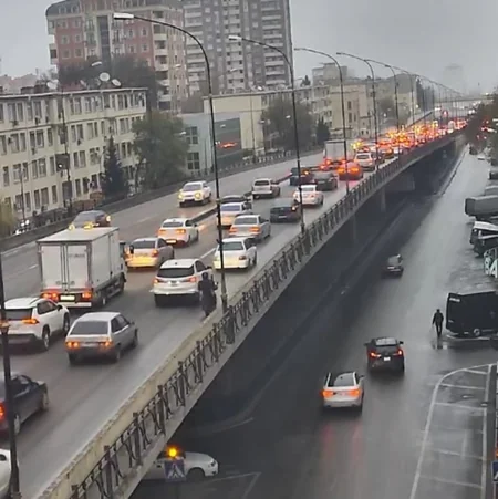 Bakının bir sıra yollarında nəqliyyatın sıxlığı müşahidə edilir