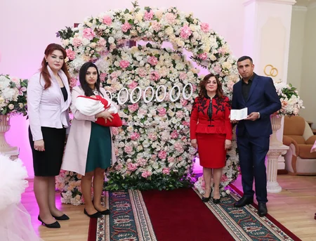 Azərbaycanın 10 milyonuncu sakininin doğum haqqında şəhadətnaməsi onun valideynlərinə təqdim olunub