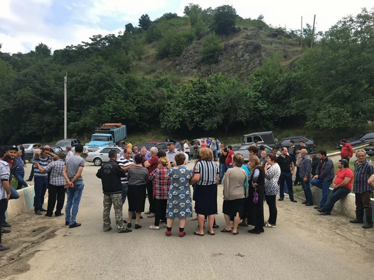 В Армении жители двух сел перекрыли дорогу в знак протеста