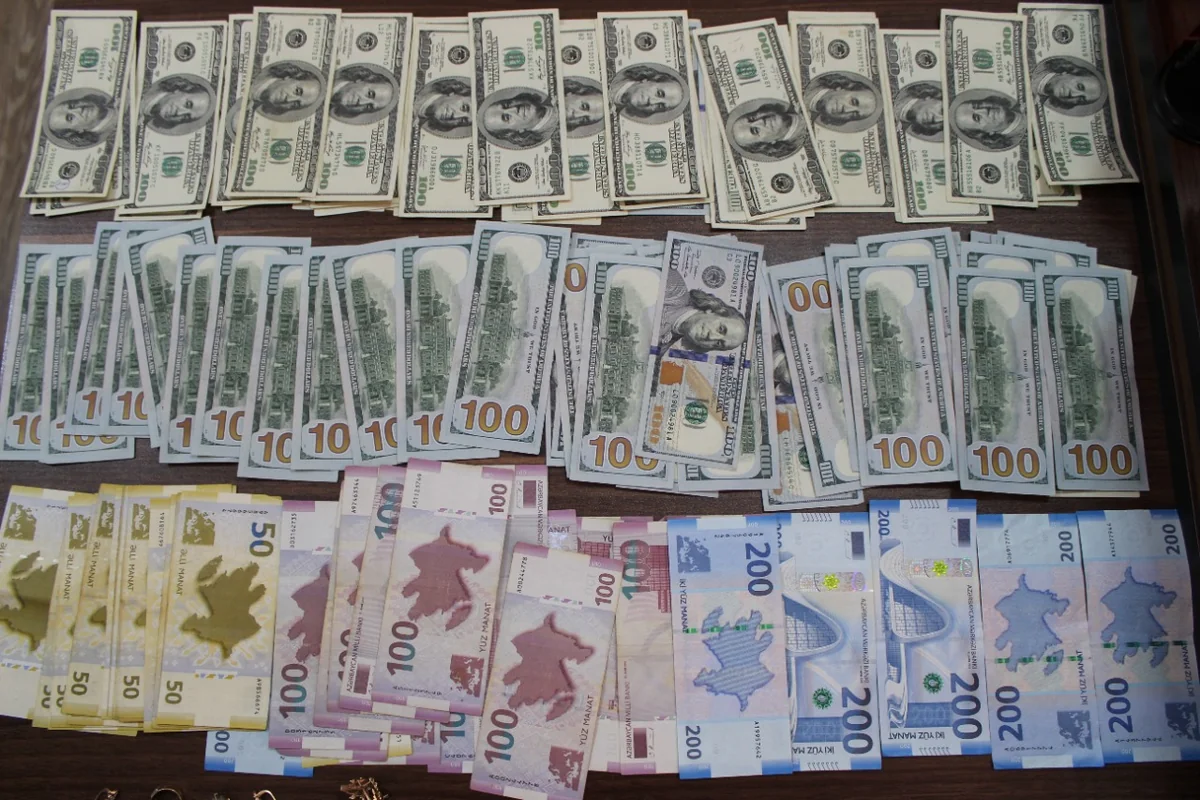 Qaxda oğurladıqları 9,3 min dolları torpağa basdıran şəxslər saxlanılıb