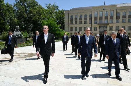 İlham Əliyev və Qurbanqulu Berdiməhəmmədov Şuşada Natəvanın, Bülbülün və Üzeyir Hacıbəylinin gülləbaran edilmiş heykəllərinə baxıblar