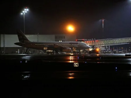Almaniyada sürücü maşınla aeroport ərazisinə keçmək istəyib