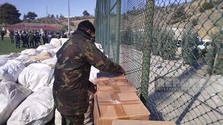 FHN Kahramanmaraşda sakinlərə humanitar yardım paylayır, çadırlar qurur