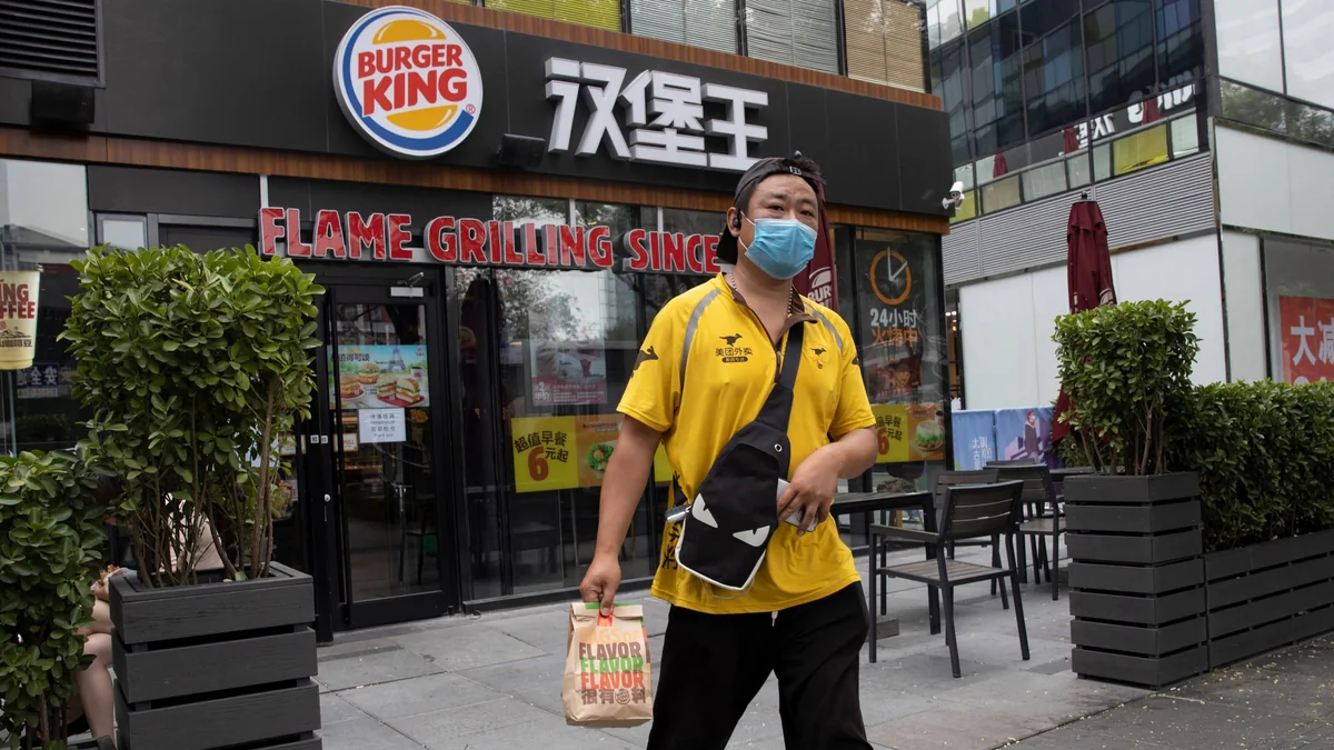 “Burger King” vaxtı keçmiş məhsul istifadə etdiyinə görə cərimələndi