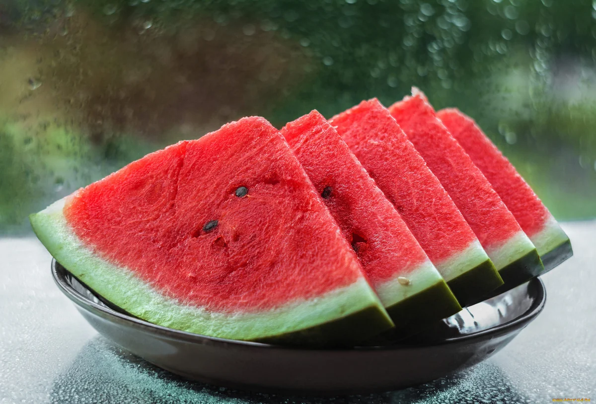 Врач рассказала, кому нельзя есть арбуз