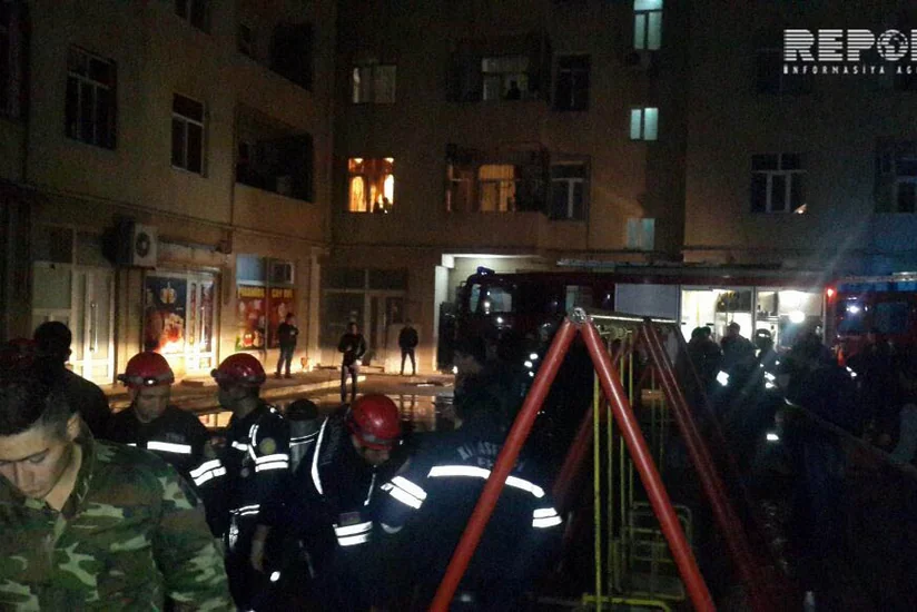 Пожар в жилом здании в Баку: десять человек отравились дымом - ФОТО