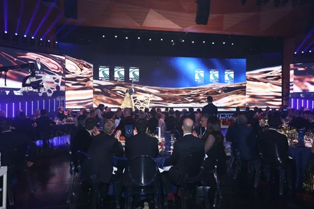 FIA-nın Bakıda keçirilən mükafatlandırma mərasimində yarışlarda qalib gələn avtomobillər nümayiş olunub