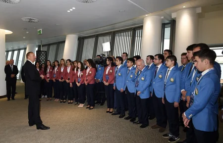 Prezident İlham Əliyev Bakı Şahmat Olimpiadasında mübarizə aparan Azərbaycan idmançıları ilə görüşüb
