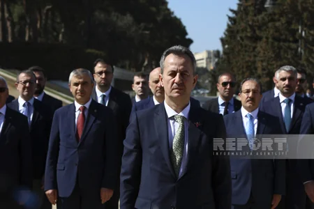 Türkiyənin Müdafiə Sənayesi Komitəsinin sədri Şəhidlər xiyabanını və “Türk şəhidliyi” abidəsini ziyarət edib - YENİLƏNİB