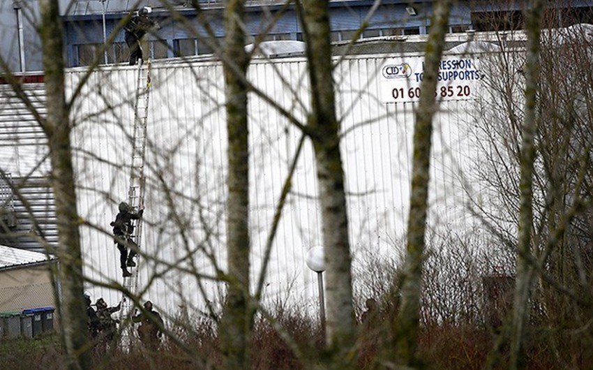 Charlie Hebdo hunt: Police storm two hostage sites