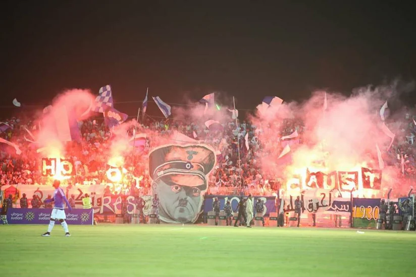 Sudanda futbol matçı zamanı üzərində Adolf Hitlerin rəsmi olan böyük plakat açılıb - VİDEO