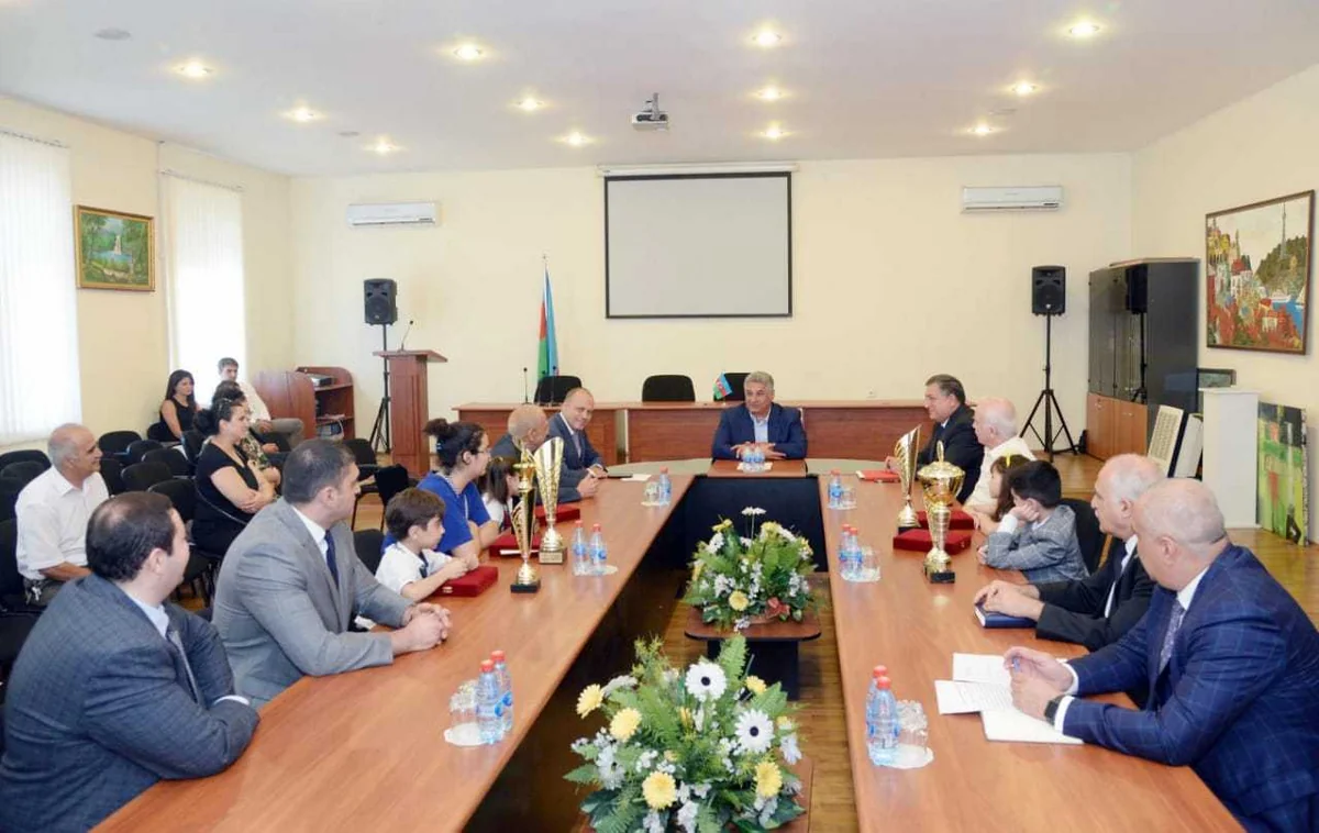 Azad Rəhimov gənc şahmatçıları mükafatlandırıb