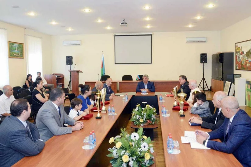 Azad Rəhimov gənc şahmatçıları mükafatlandırıb