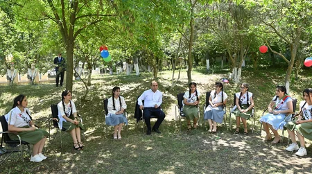 Təhsil naziri müharibədə zərər çəkən məktəbin Son zəng tədbirində iştirak edir