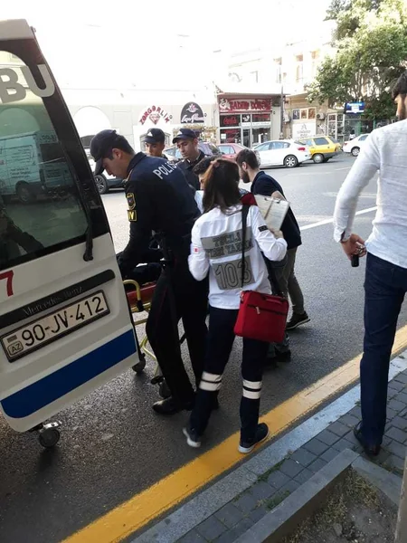 Bakıda halı pisləşən şəxs polis əməkdaşlarının köməkliyi ilə xəstəxanaya çatdırılıb
