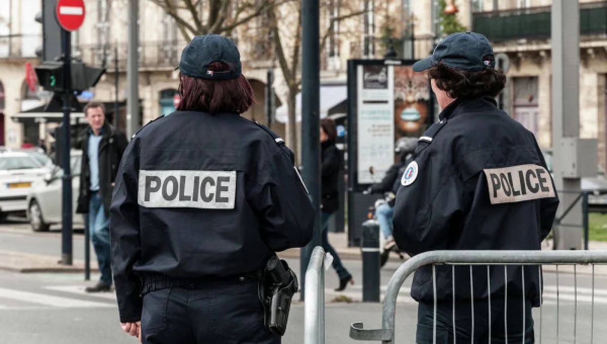 Parisdə polis əməkdaşı həmkarına hücum etmiş şəxsi güllələyib