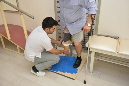 Aprel döyüşlərində yaralanmış əsgər və zabitlər Mehriban Əliyevanın təşəbbüsü ilə protezlərlə təmin edilib - VİDEO